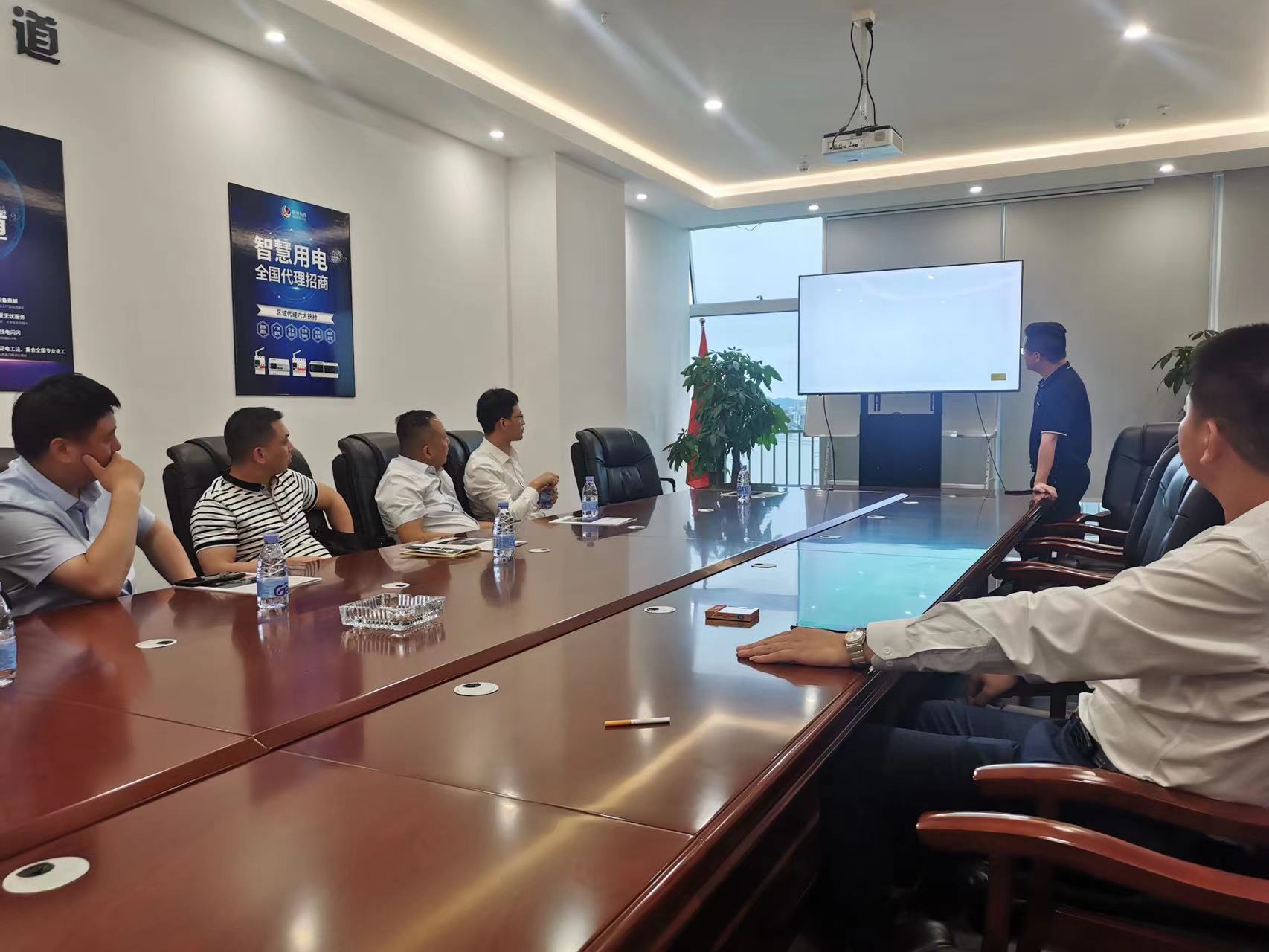 大冶市委常委领导莅临yabocom（中国）官方网站科技参观指导