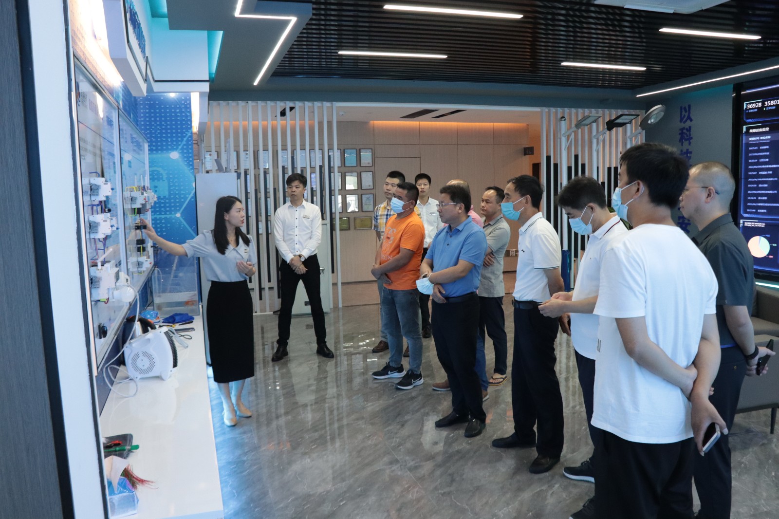 热烈欢迎江西新干县领导莅临yabocom（中国）官方网站科技指导工作