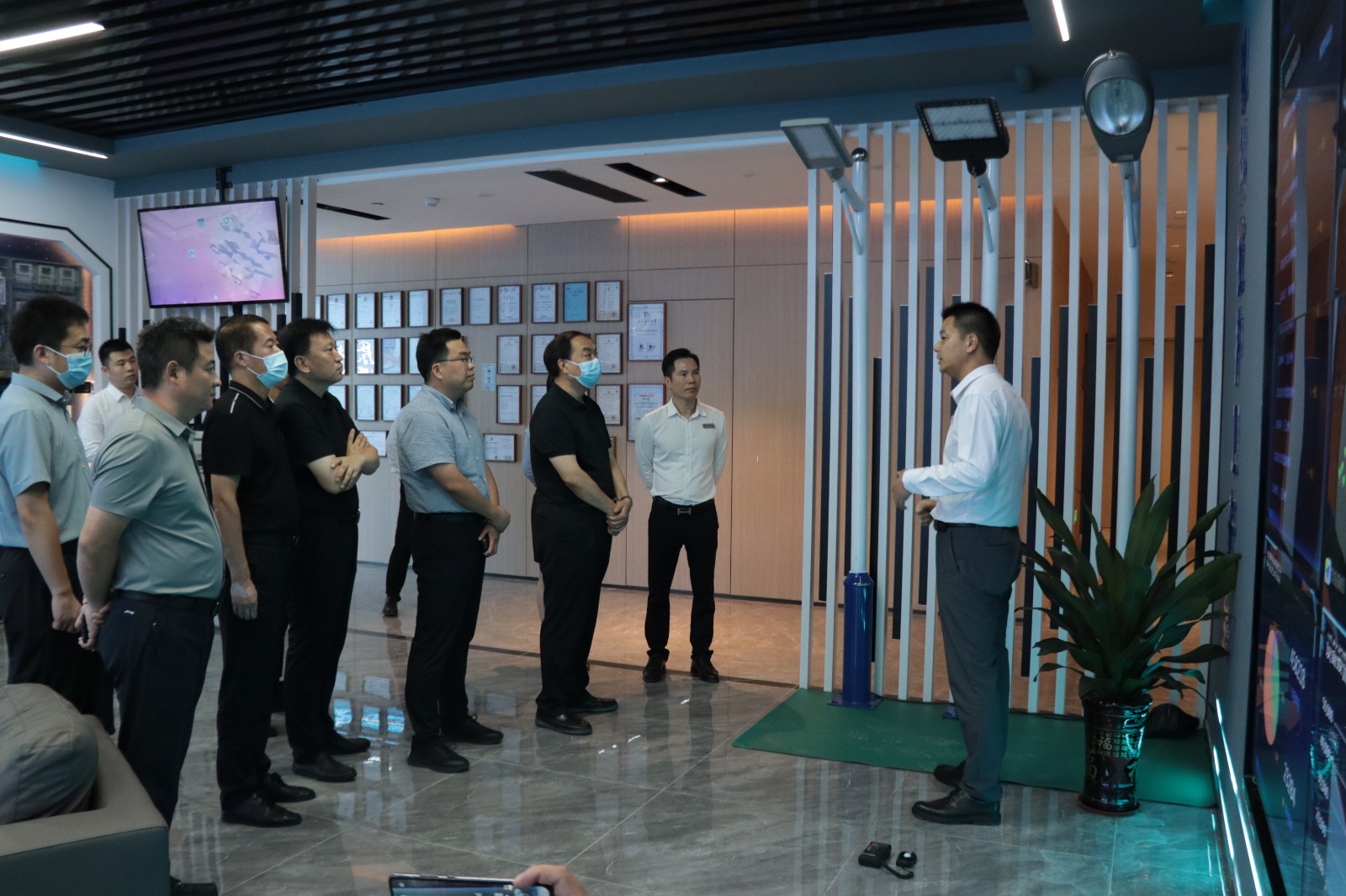 热烈欢迎邯郸魏县一行领导莅临yabocom（中国）官方网站科技参观考察