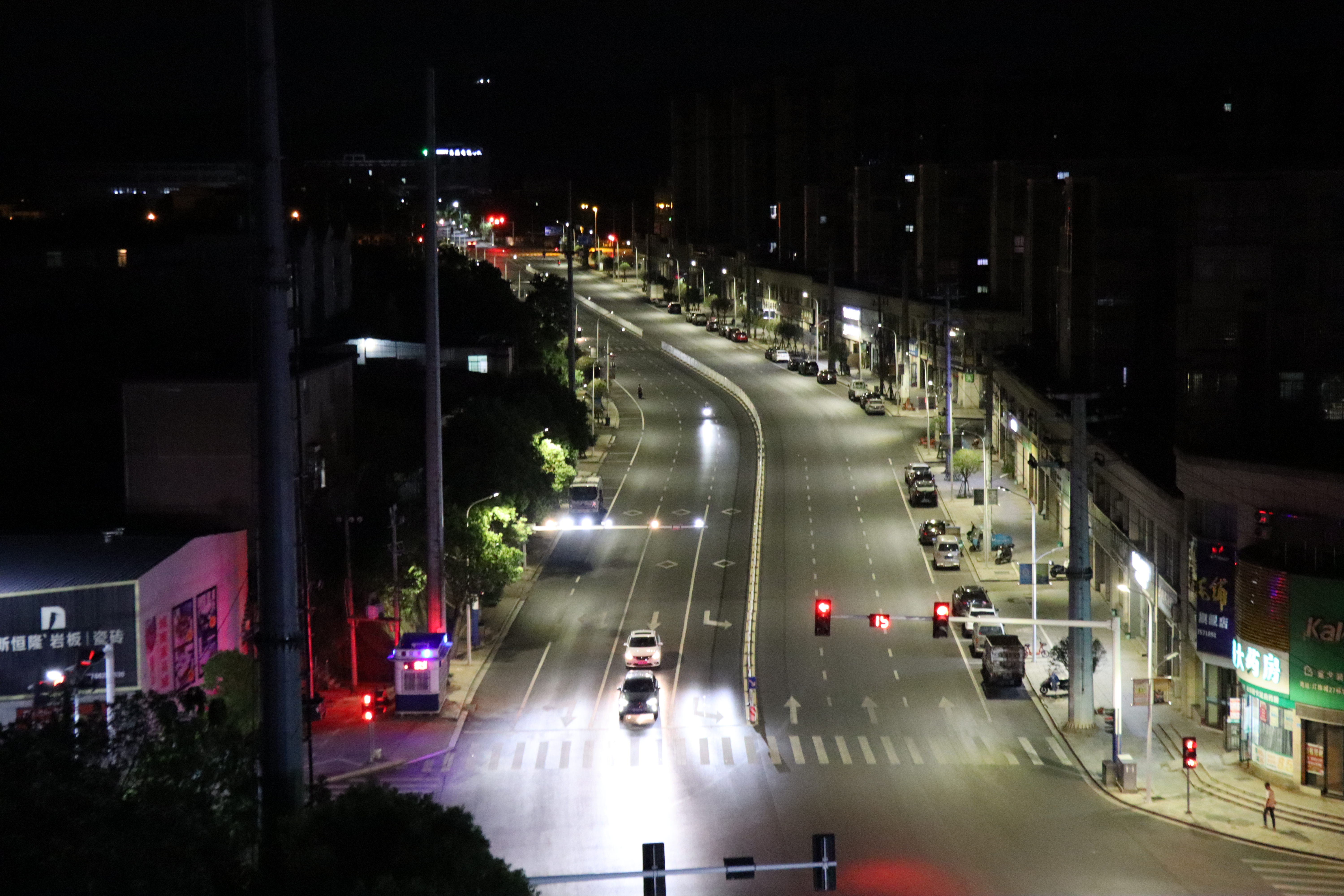 明珠大道路灯改造完美验收，yabocom（中国）官方网站电保安全节能路灯让每一度电都更有价值！