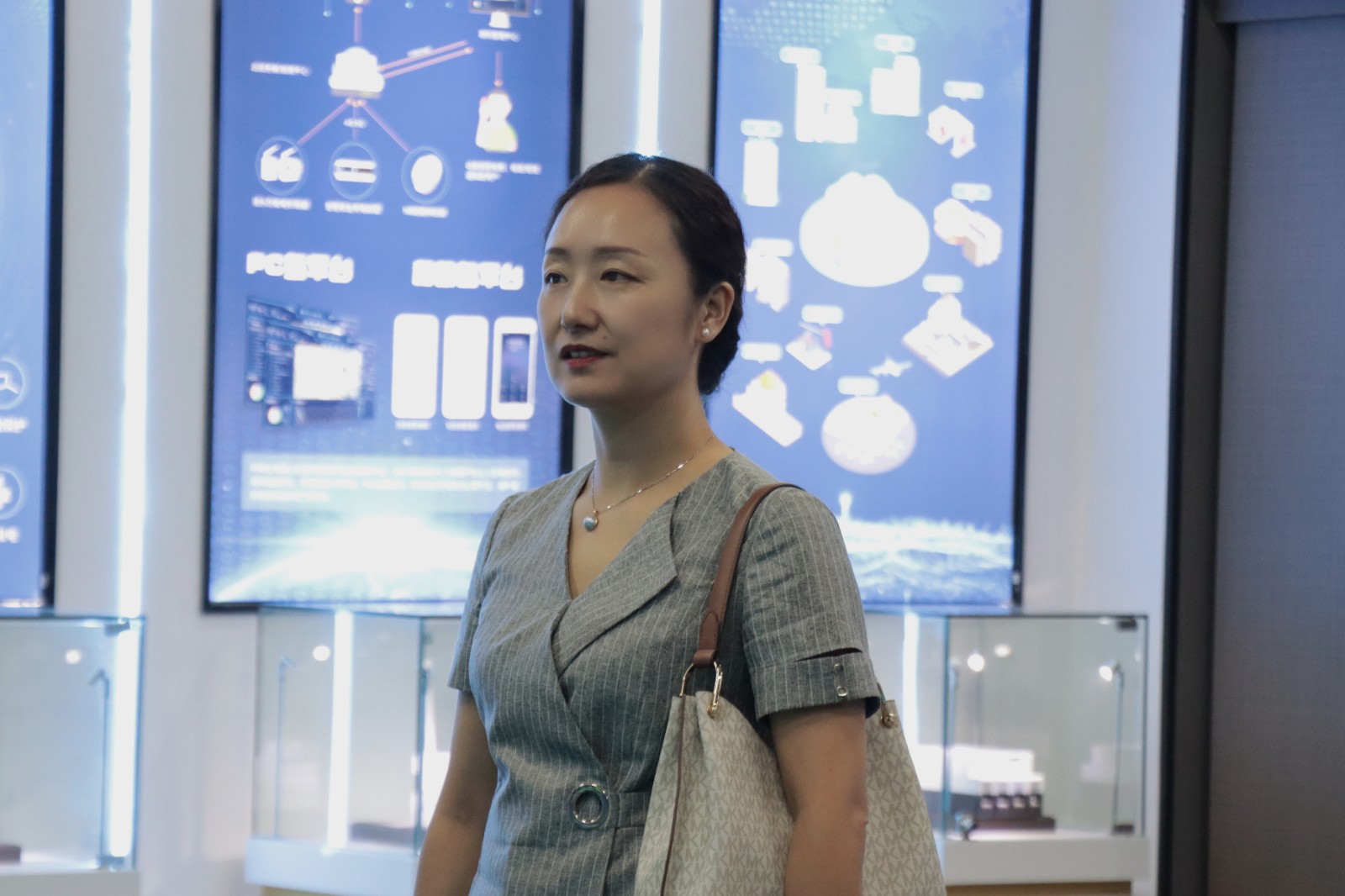 乌鲁木齐经济技术开发区招商服务局莅临yabocom（中国）官方网站科技参观指导