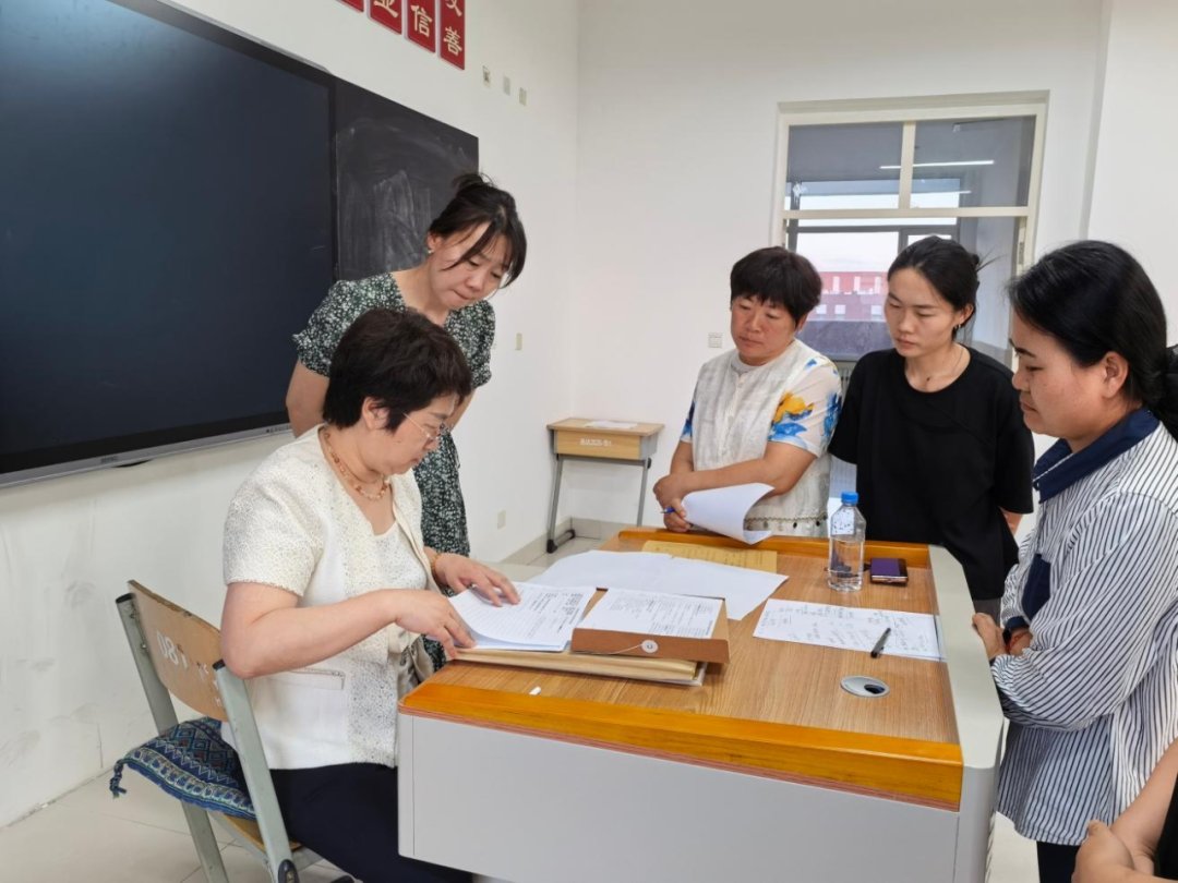 此次现场办公聚焦教学材料规范化建设