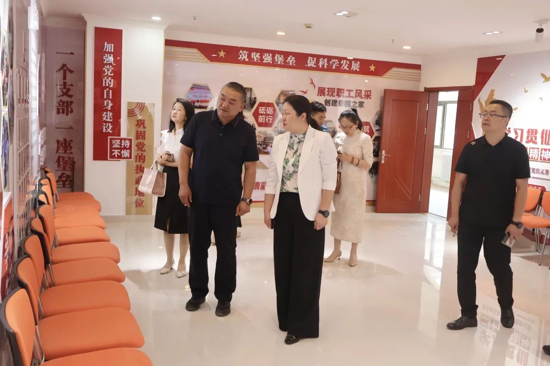 王瑞及相关工作人员参加签约仪式